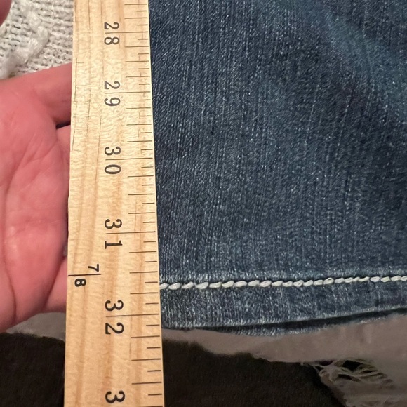#665. Cache Contour Collection Bootcut Jeans with Embroidery Details. Size 6. - Picture 4 of 14